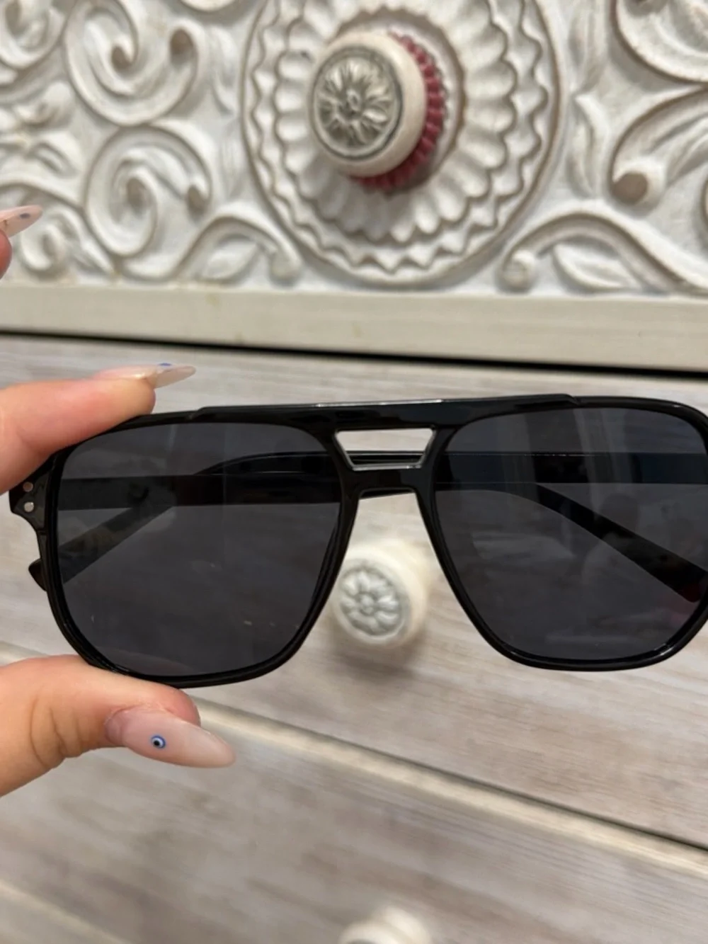 Black Aviator-Style Women's Sunglasses - Sleek UV Protection